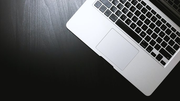 - Obrazek przedstawiający laptop- nawiązanie do zachęty do składania wniosków przez Internet