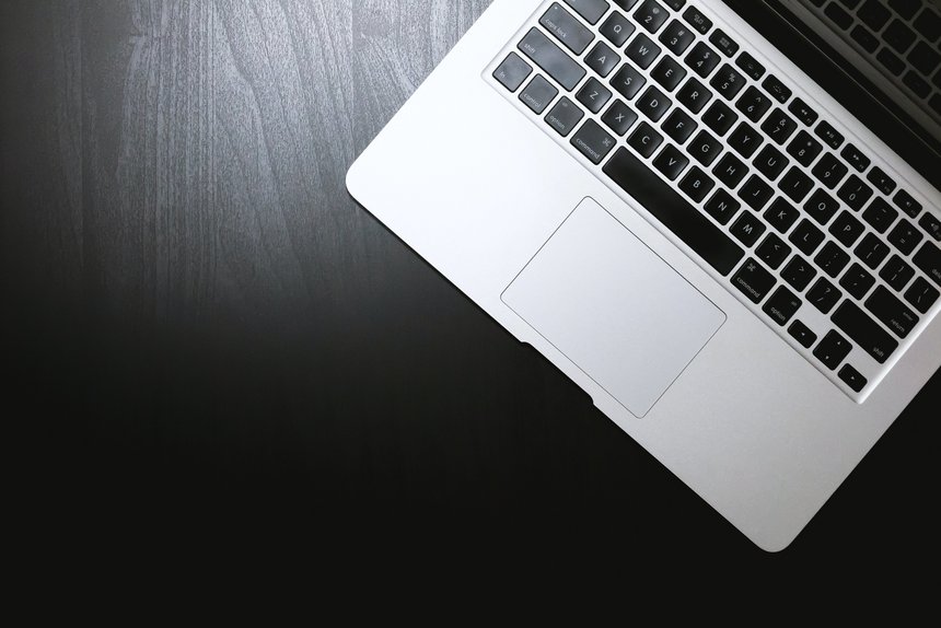 Obrazek przedstawiający laptop- nawiązanie do zachęty do składania wniosków przez Internet