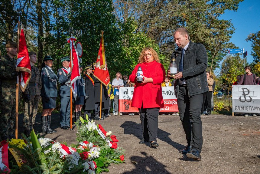 Wicedyrektor Krzysztof Bednarek z XXXIII L.O im. Armii Krajowej oraz Eliza Kubiak, dyrektor Szkoły Podstawowej nr 6 im. Szarych Szeregów. Fot. P. Wacławiak, UMŁ.