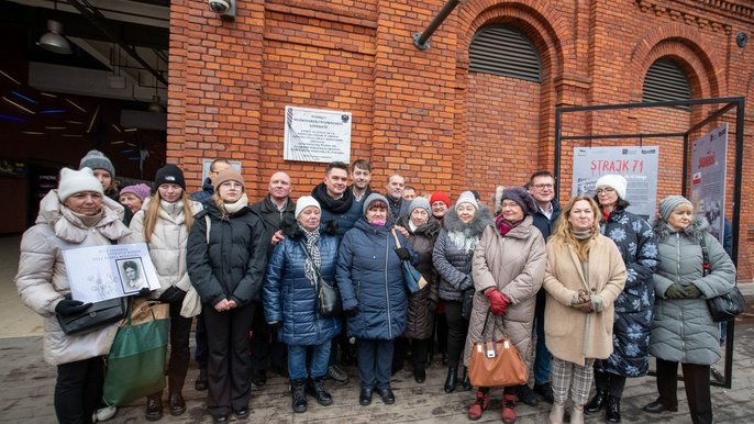 W uroczystości z łódzkimi włókniarkami uczestniczyli przewodniczący Rady Miejskiej w Łodzi Marcin Gołaszewski, wiceprezydent miasta Adam Pustelnik, dyrektor Manufaktury Sławomir Murawski oraz Anna Lisiewicz "Ludzie Fabryki". Zdjęcia: P. Łacheta W uroczystości z łódzkimi włókniarkami uczestniczyli przewodniczący Rady Miejskiej w Łodzi Marcin Gołaszewski, wiceprezydent miasta Adam Pustelnik, dyrektor Manufaktury Sławomir Murawski oraz Anna Lisiewicz "Ludzie Fabryki". Zdjęcia: P. Łacheta