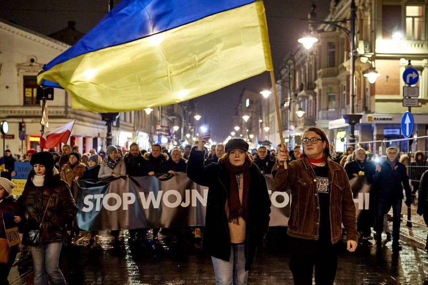 Marsz "Stop Wojnie!" na ul. Piotrkowskiej fot. Radosław Jóźwiak