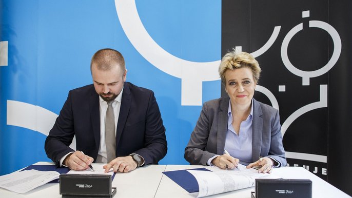 Podpisanie porozumienie, którego celem jest aktywizacja zawodowa kobiet z obszarów rewitalizowanych Podpisanie porozumienie, którego celem jest aktywizacja zawodowa kobiet z obszarów rewitalizowanych - fot. Radosław Jóźwiak / UMŁ