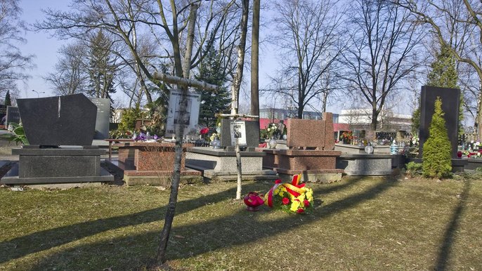 Złożono kwiaty przy symbolicznych krzyżach brzozowych Złożono kwiaty przy symbolicznych krzyżach brzozowych - fot. Andrzej Janecki / UMŁ