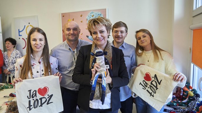 Dzień Babci i Dzień Dziadka. Prezydent Łodzi Hanna Zdanowska wspólnie z seniorami szyła maskotki - fot. Radosław Jóźwiak / mat. UMŁ