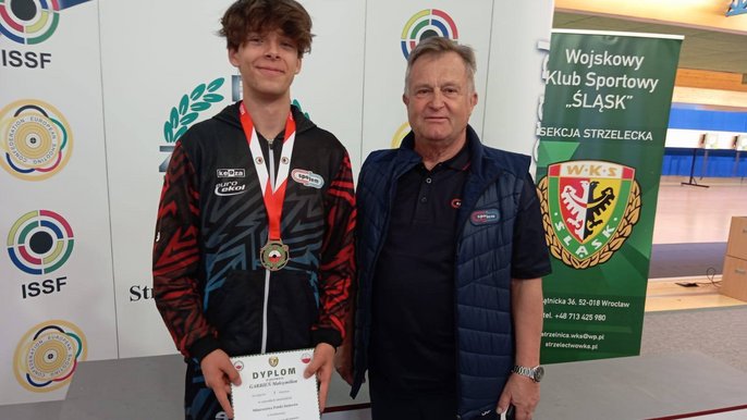 - Maks wraz z trenerem po odebraniu medalu i dyplomu