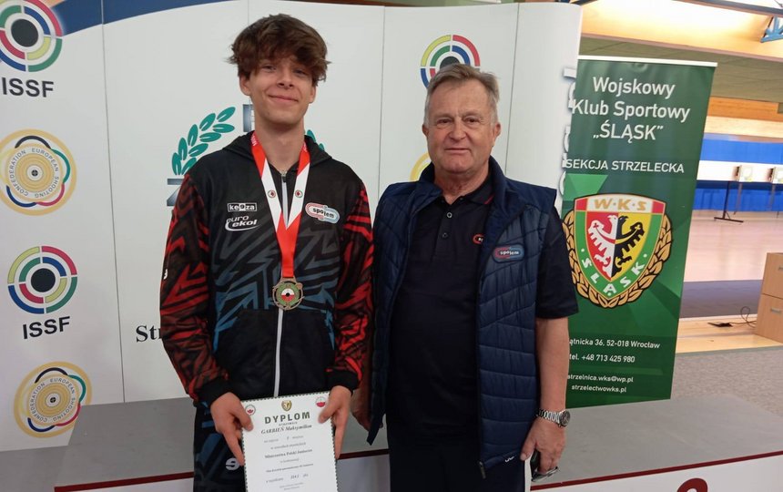 Maks wraz z trenerem po odebraniu medalu i dyplomu