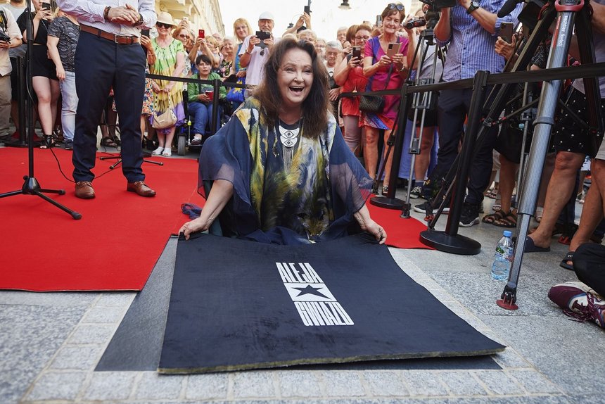 Anna Dymna w Alei Gwiazd na Piotrkowskiej fot. Radosław Jóźwiak