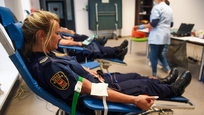 Honorowi krwiodawcy z Łódzkiej Straży Miejskiej oddają w skali roku około 50 litrów krwi. Honorowi krwiodawcy z Łódzkiej Straży Miejskiej oddają w skali roku około 50 litrów krwi. - fot. Paweł Łacheta / UMŁ