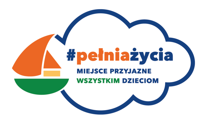 - Logo akcji - Chmurka w środku której widnieje napis #pełniażycia – miejsce przyjazne wszystkim dzieciom" Lewą część chmurki wypełnia rysunek łodzi żaglowej