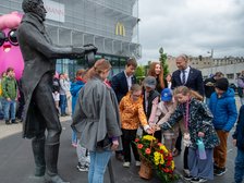 Wiceprezydent Adam Pustelnik i przewodniczący Rady Miejskiej w Łodzi z uczniami łódzkich szkół. Fot. Paweł Łacheta, UMŁ. 