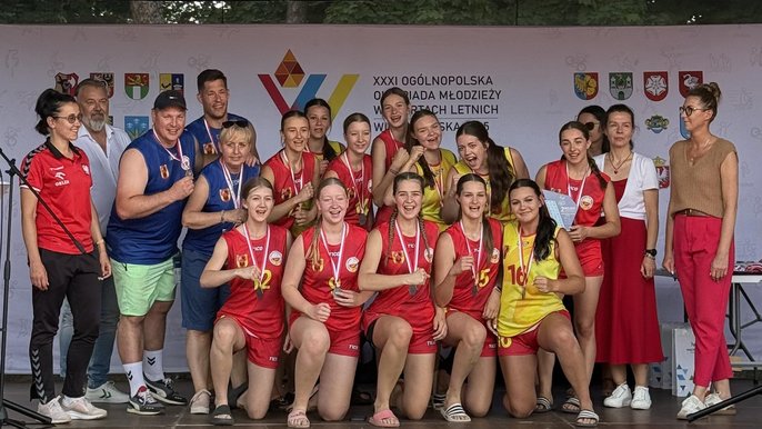 - na zdjęciu drużyna chks łódź nagrodzona medalami
