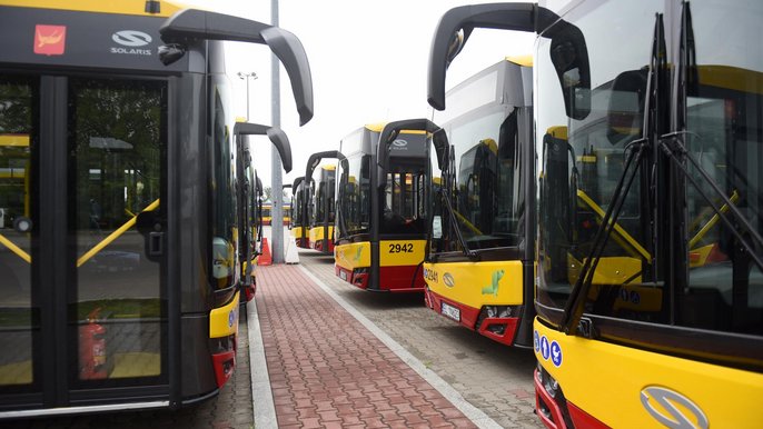 Wkrótce po Łodzi zacznie kursować 46 nowych, niskopodłogowych i klimatyzowanych autobusów Solaris Urbino. Na dachach 20 z nich zamontowane będą ogniwa fotowoltaniczne, zasilające kasowniki i biletomaty. Wkrótce po Łodzi zacznie kursować 46 nowych, niskopodłogowych i klimatyzowanych autobusów Solaris Urbino. Na dachach 20 z nich zamontowane będą ogniwa fotowoltaniczne, zasilające kasowniki i biletomaty. - fot. Paweł Łacheta