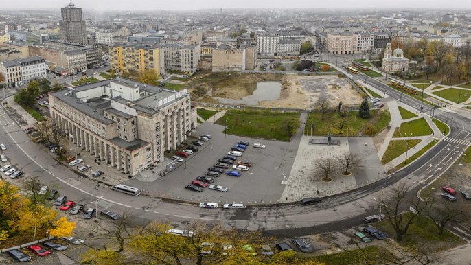 Ul. Traugutta, od strony ul. Kilińskiego, wróci do swojego historycznego śladu, który wytyczają zachowane do dziś drzewa - fot. Radosław Jóźwiak / UMŁ