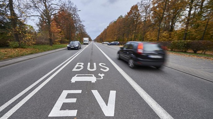 Nowe buspasy na al. Unii Lubelskiej z oznaczeniami informujące o tym, że mogą się po nich poruszać auta elektryczne Nowe buspasy na al. Unii Lubelskiej z oznaczeniami informujące o tym, że mogą się po nich poruszać auta elektryczne - fot. Radosłąw Jóżwiak / UMŁ