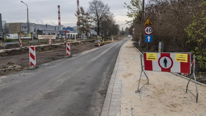 Na połowie ulicy położona jest nowa nawierzchnia, są także pierwsze odcinki chodników oraz miejsca parkingowe Na połowie ulicy położona jest nowa nawierzchnia, są także pierwsze odcinki chodników oraz miejsca parkingowe - fot. Stefan Brajter / UMŁ