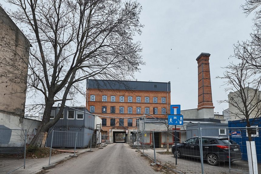 Elewacja z zabytkowej czerwonej cegły kamienicy przy ul. Tuwima 10 fot. Radosław Jóźwiak / UMŁ