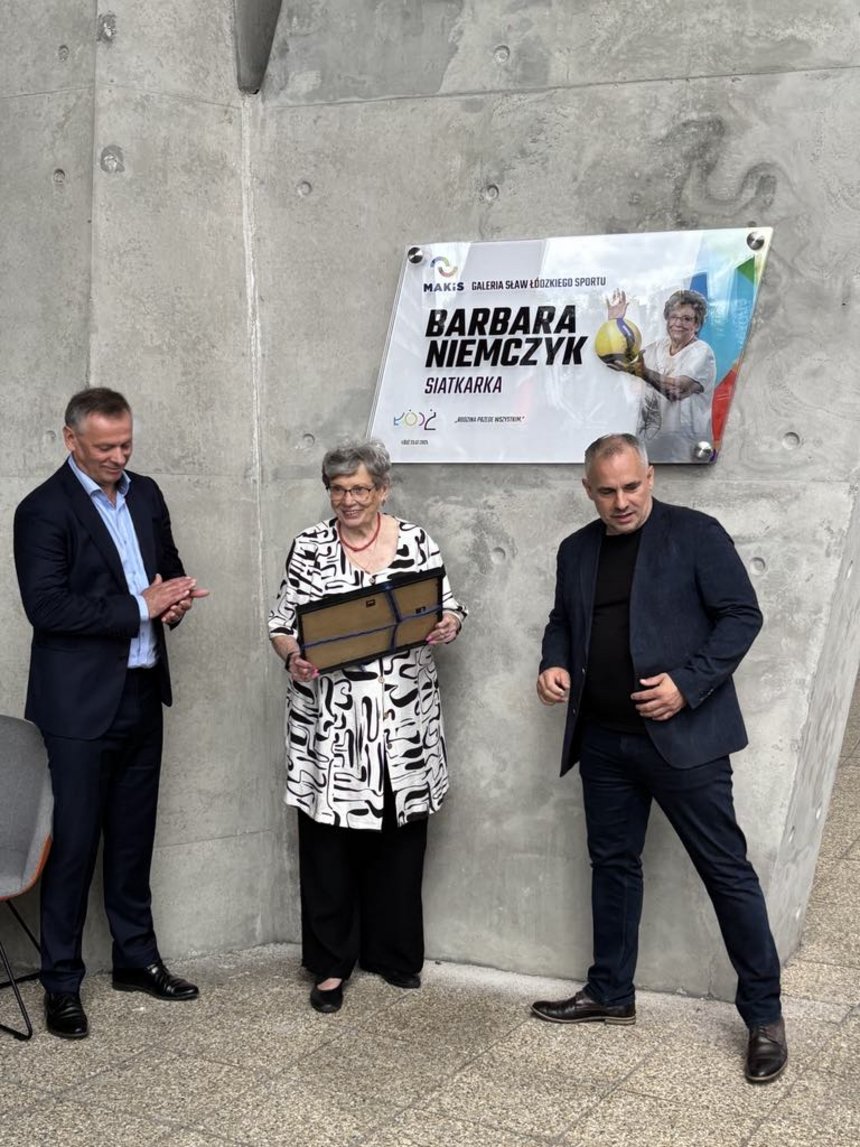 Barbara Niemczyk po odsłonięciu pamiątkowej tablicy z wręczoną ramką z mniejszą wersją tablicą