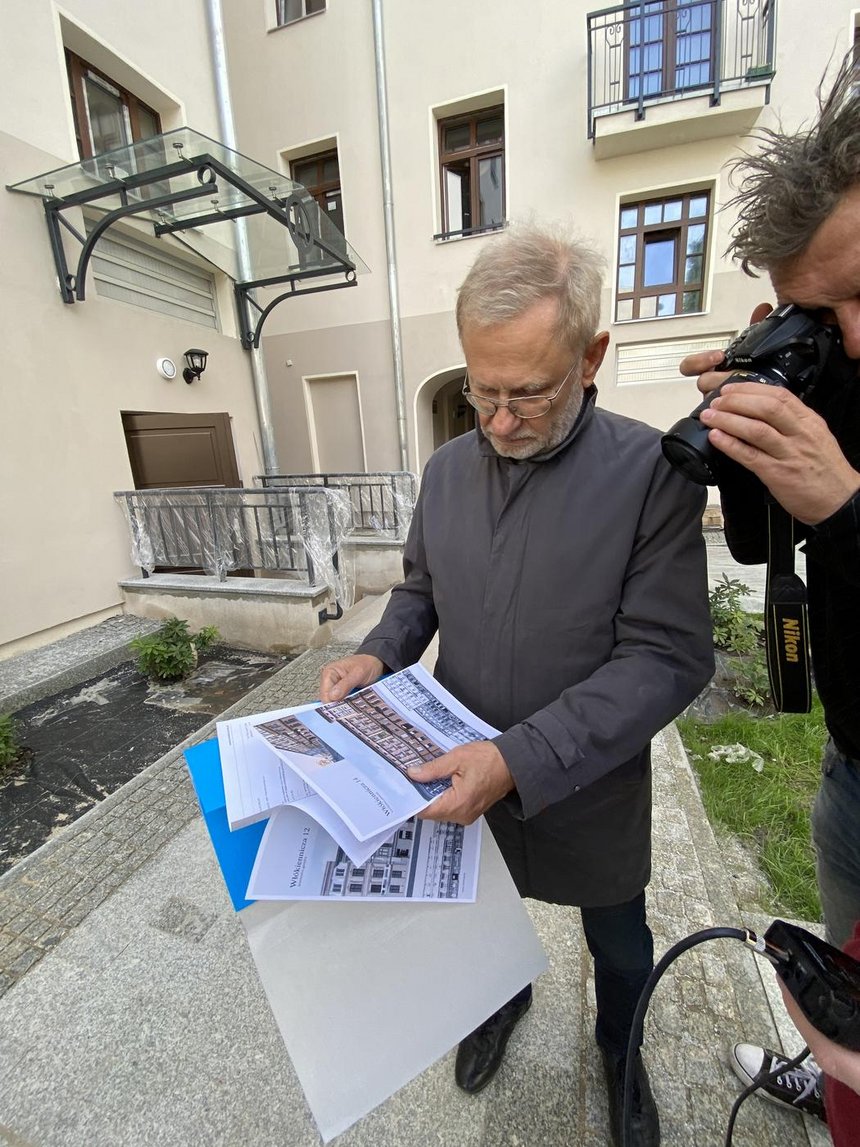 Konferencja prasowa na podwórku przy ul. Włókienniczej 14 fot. Stefan Brajter / UMŁ