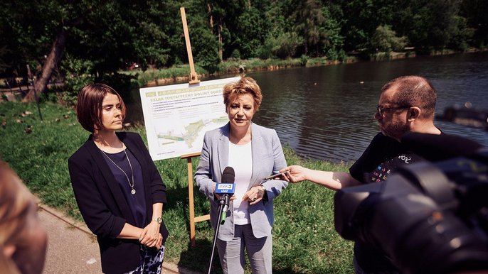 Na zdjęciu od lewej: Anna Wierzbicka, dyrektor Wydziału Kształtowania Środowiska UMŁ oraz Hanna Zdanowska, prezydent Łodzi Na zdjęciu od lewej: Anna Wierzbicka, dyrektor Wydziału Kształtowania Środowiska UMŁ oraz Hanna Zdanowska, prezydent Łodzi - fot. Sebastian Glapiński / UMŁ