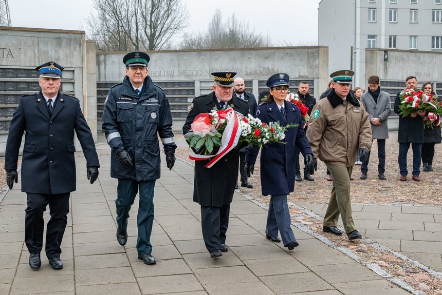 Kwiaty składają służby mundurowe. Fot. P. Wacławiaj, UMŁ. 