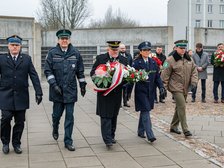 Kwiaty składają służby mundurowe. Fot. P. Wacławiaj, UMŁ. 