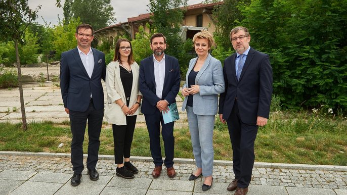 Prezydent Łodzi Hanna Zdanowska z przedstawicielami Vantage Development. W tle zabytkowe magazyny, które zostaną przekształcone w lokale biznesowo-usługowe. Prezydent Łodzi Hanna Zdanowska z przedstawicielami Vantage Development. W tle zabytkowe magazyny, które zostaną przekształcone w lokale biznesowo-usługowe. - fot. Radosław Jóźwiak