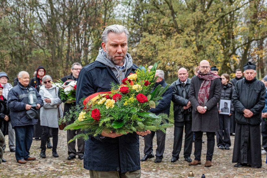 Przemarsz pod pomnik pękniętego serca