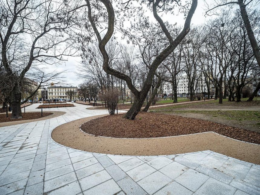 Park im. S. Moniuszki został kompleksowo zmodernizowany, a jego obecna powierzchnia powiększona o wolny teren powstały po wyburzeniu sąsiedniej kamienicy. fot. Stefan Brajter