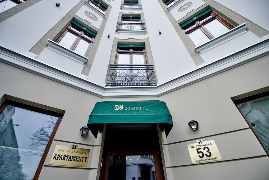 Kolejnym budynkiem, który ostatnio odzyskał blask jest stojąca przy „kolanku” wyjątkowa kamienica. Wyjątkowa, bo… zakręca razem z ulicami. Przed rozpoczętym dwa lata temu remontem była to ruina. fot. Sebastian Glapiński