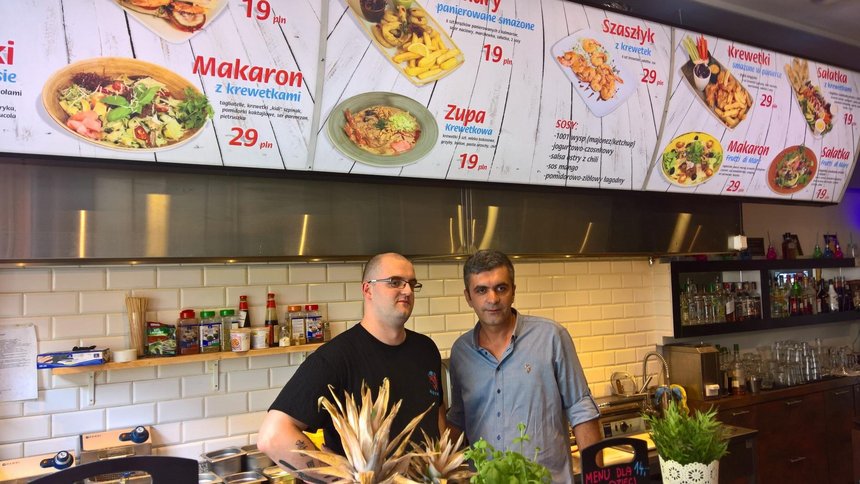 Oferta gastronomiczna ul. Piotrkowskiej stale się powiększa. Niedawno, pod numerem 82, pojawiło się tu nowe i ciekawe miejsce dla smakoszy – restauracja „Krewetka” fot. Wojciech Markiewicz / UMŁ