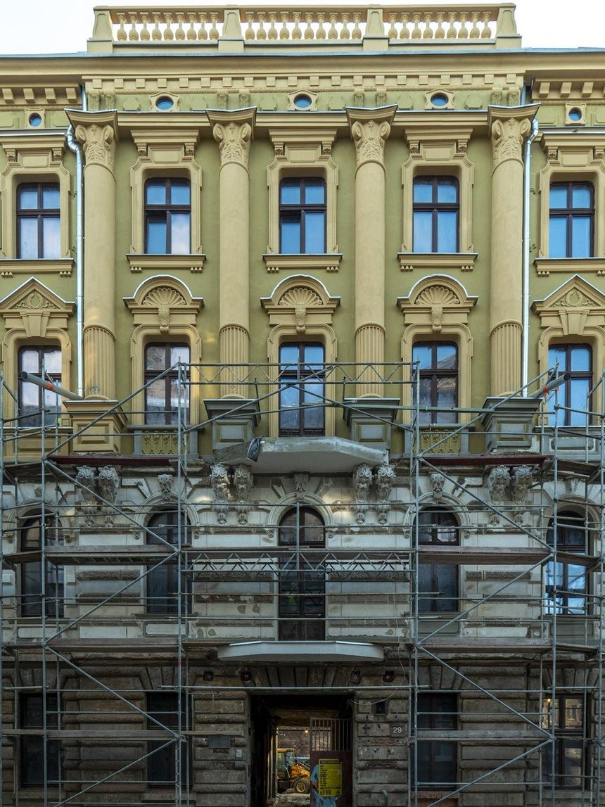 Odsłonięto już częściowo odnowioną fasadę kamienicy przy ul. Rewolucji 1905 roku nr 29