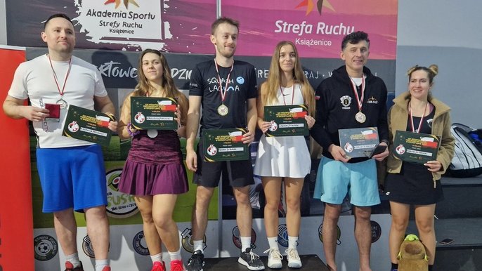  - medaliści w deblu na podium