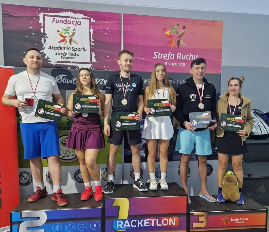 medaliści w deblu na podium