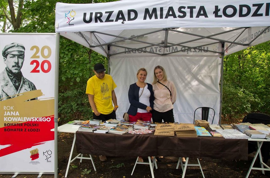 Ekipa z UMŁ w firmowym namiocie. Promowaliśmy na stoisku zwiedzanie Łodzi oraz Kronikę Miasta Łodzi.Mieliśmy też piny z wizerunkiem Kowalewskiego