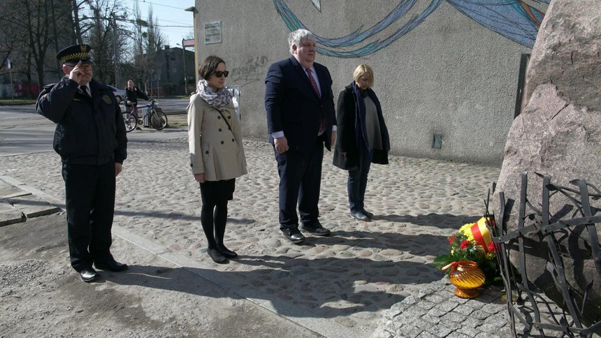 Kwiaty w imieniu prezydent Łodzi Hanny Zdanowskiej złożyła dyrektor Centrum Dialogu im. Marka Edelmana w Łodzi Joanna Podolska oraz przedstawiciele dyrekcji Muzeum Tradycji Niepodległościowych w Łodzi.