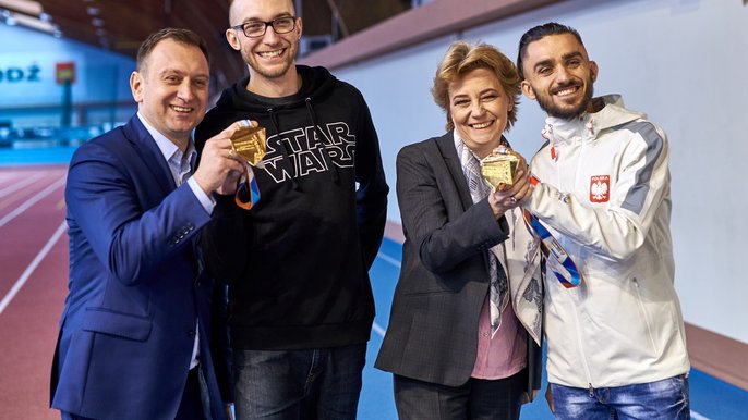 Od lewej: Tomasz Trela, Sylwester Bednarek, Hanna Zdanowska i Adam Kszczot Od lewej: Tomasz Trela, Sylwester Bednarek, Hanna Zdanowska i Adam Kszczot - fot. Sebastian Glapiński / UMŁ