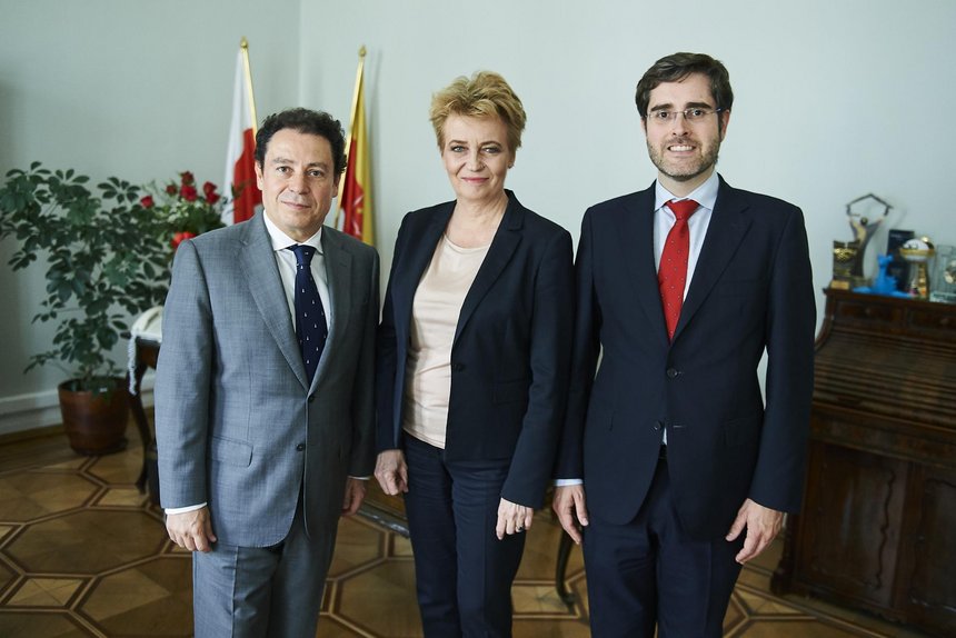 Od lewej: J.E. Francisco Javier Sanabria Valderrama, Ambasador Królestwa Hiszpanii w Polsce, Hanna Zdanowska, Prezydent Miasta Łodzi oraz Santiago Sierra Gonzalez del Castillo – Radca Ambasady Królestwa Hiszpanii w Polsce fot. Radosław Jóźwiak