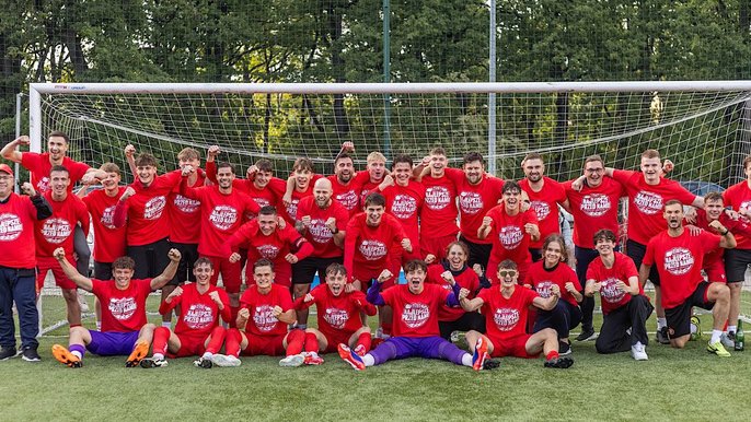 - zdjęcie drużynowe Widzewa II Łodź po awansie do III ligi