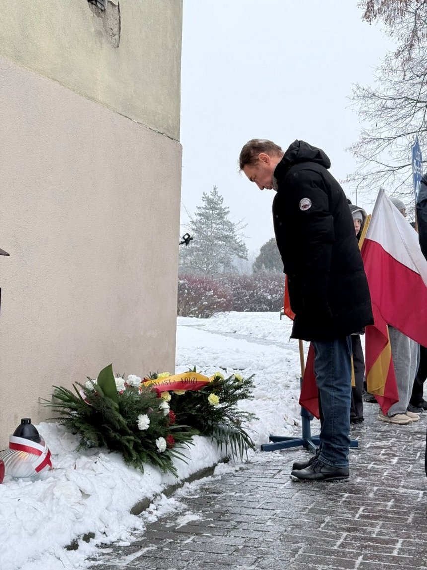 Kwiaty składa pełnomocnik Prezydent Miasta Łodzi ds. Dziedzictwa Łodzi Mariusz Goss. Fot. W. Markiewicz, UMŁ. 