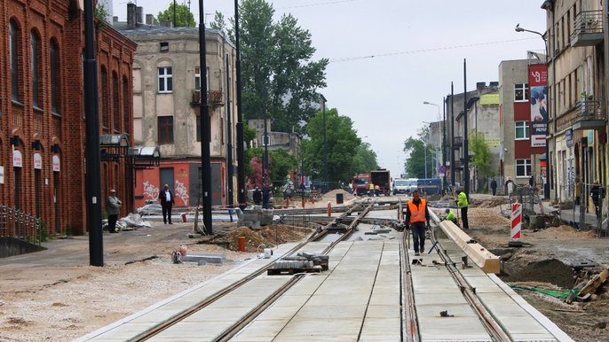Kończymy montaż torowiska na skrzyżowaniu ul. Dąbrowskiego z ul.Rzgowską Kończymy montaż torowiska na skrzyżowaniu ul. Dąbrowskiego z ul.Rzgowską - fot. Paweł Łacheta / UMŁ