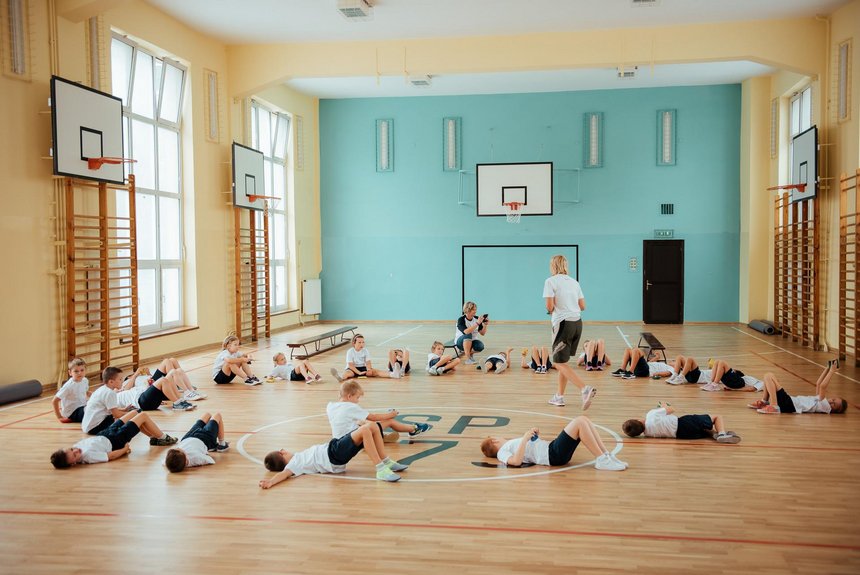 Uczniowie, u których stwierdzone zostaną nieprawidłowości w wadach postawy kierowani będą na grupowe zajęcia gimnastyki korekcyjnej fot. UMŁ