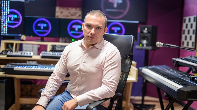 Piotr Wojciechowski w swoim studiu nagraniowym Piotr Wojciechowski w swoim studiu nagraniowym