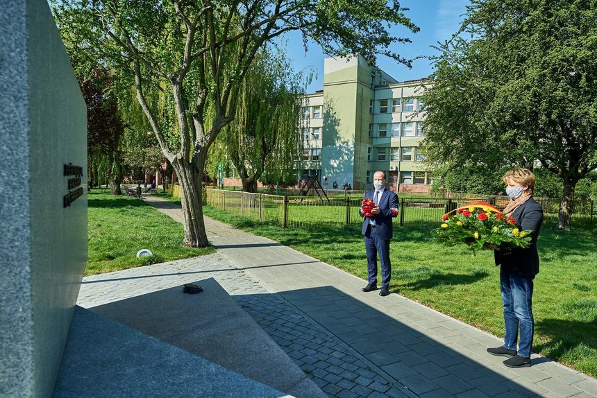 W 75. rocznicę zakończenia II wojny światowej prezydent Łodzi Hanna Zdanowska złożyła kwiaty pod pomnikiem Armii Krajowej na placu gen. Józefa Hallera. fot. UMŁ