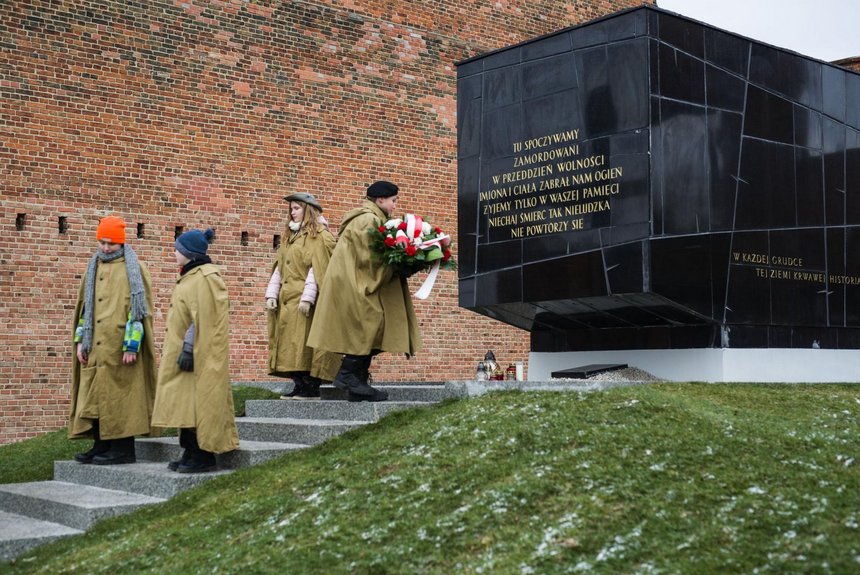 Od wielu lat w styczniu mieszkańcy Łodzi upamiętniają pamięć pomordowanych w więzieniu politycznym na Radogoszczu składając kwiaty pod Pomnikiem Martyrologii. fot. Witold Ancerowicz