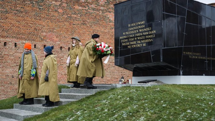 Od wielu lat w styczniu mieszkańcy Łodzi upamiętniają pamięć pomordowanych w więzieniu politycznym na Radogoszczu składając kwiaty pod Pomnikiem Martyrologii. Od wielu lat w styczniu mieszkańcy Łodzi upamiętniają pamięć pomordowanych w więzieniu politycznym na Radogoszczu składając kwiaty pod Pomnikiem Martyrologii. - fot. Witold Ancerowicz