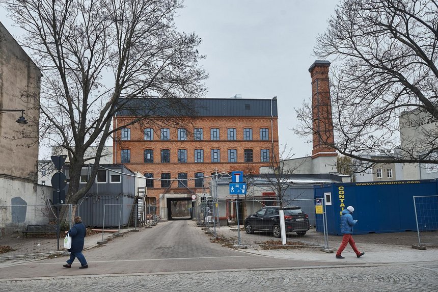 Elewacja z zabytkowej czerwonej cegły kamienicy przy ul. Tuwima 10  fot. Radosław Jóźwiak / UMŁ