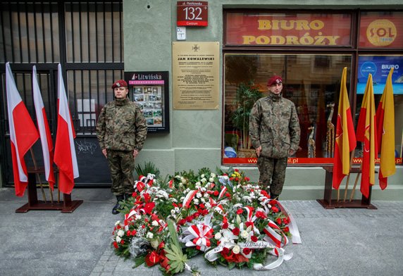 W 122. rocznicę urodzin przy ul. Piotrkowskiej 132 (adres rodziny Kowalewskich) odsłonięto tablicę upamiętniająca pułk. Jana Kowalewskiego, łodzianina, genialnego kryptologa, który złamał szyfry sowieckie podczas wojny 1920 roku. W 122. rocznicę urodzin przy ul. Piotrkowskiej 132 (adres rodziny Kowalewskich) odsłonięto tablicę upamiętniająca pułk. Jana Kowalewskiego, łodzianina, genialnego kryptologa, który złamał szyfry sowieckie podczas wojny 1920 roku.