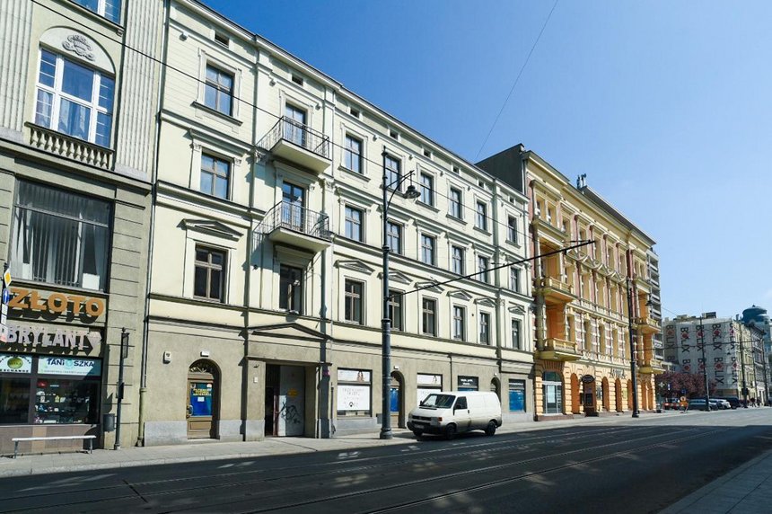 W kamienicy przy ul. Narutowicza 4 będą komfortowe mieszkania, lokale użytkowe i zielone podwórko do sąsiedzkich spotkań.