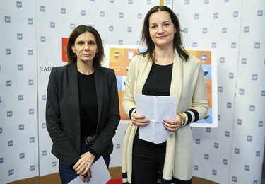 Radne Małgorzata Moskwa-Wodnicka, przewodnicząca Klubu Radnych SLD oraz Monika Malinowska–Olszowy, radna Klubu KO. fot. Radosław Jóźwiak