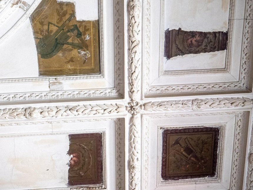 Złocone polichromie, mazerunki i bordiury odkryto w trakcie prac konserwatorskich prowadzonych w rezydencji dawnego miejskiego architekta Hilarego Majewskiego przy ul. Włókienniczej fot. Stefan Brajter